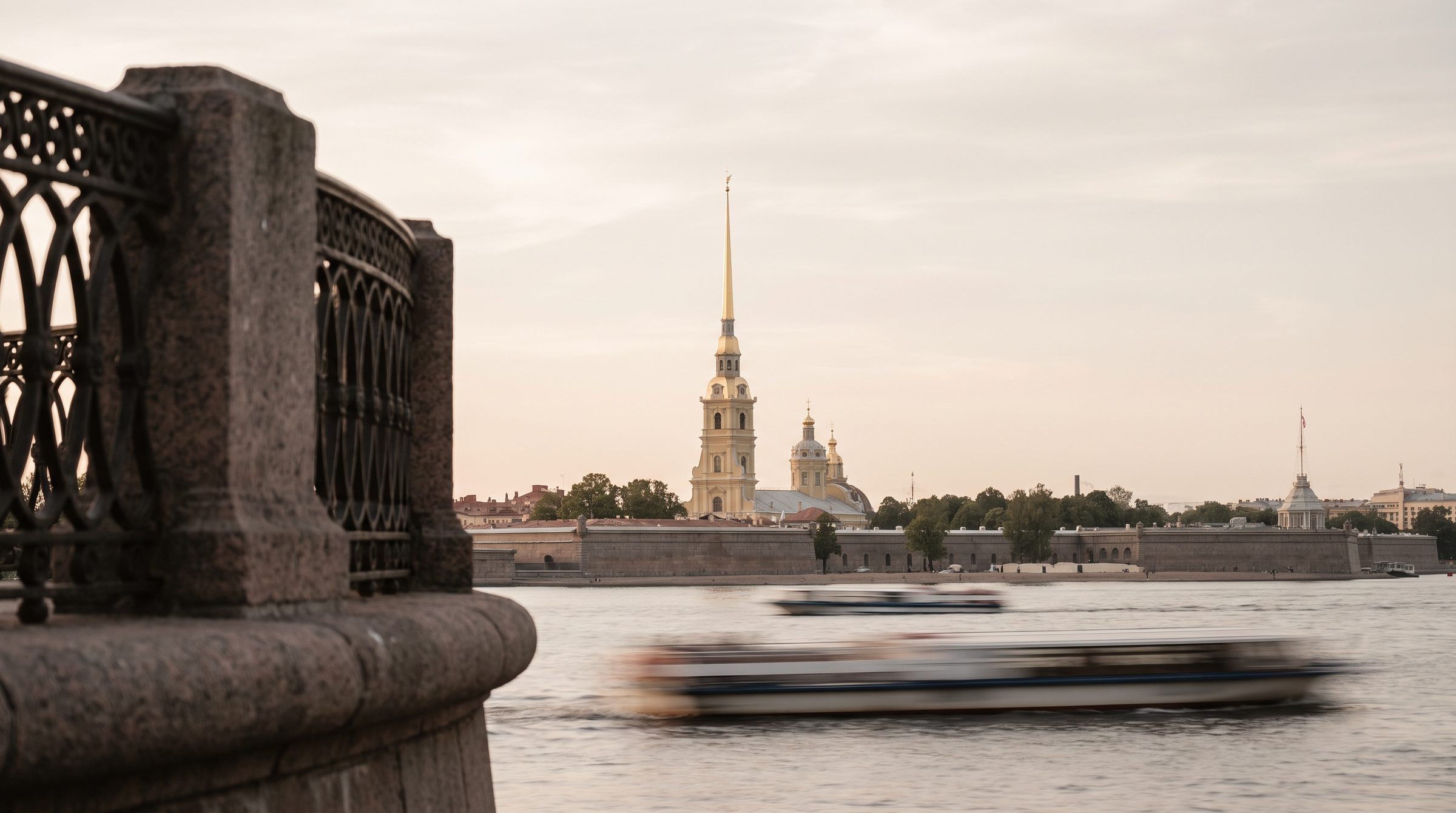 Нева и Петропавловская крепость