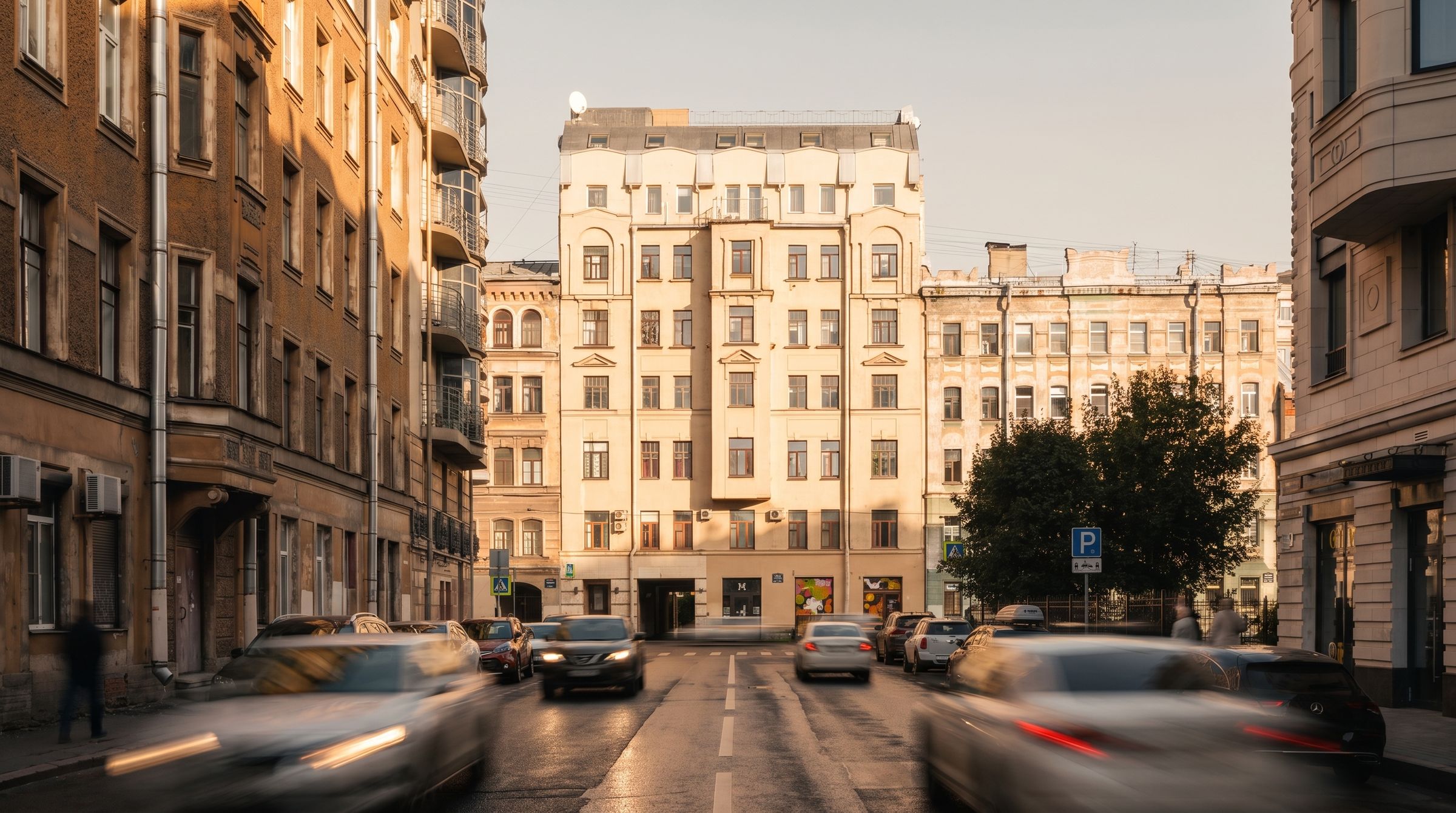 Невский, 131 — фасад дома на закате