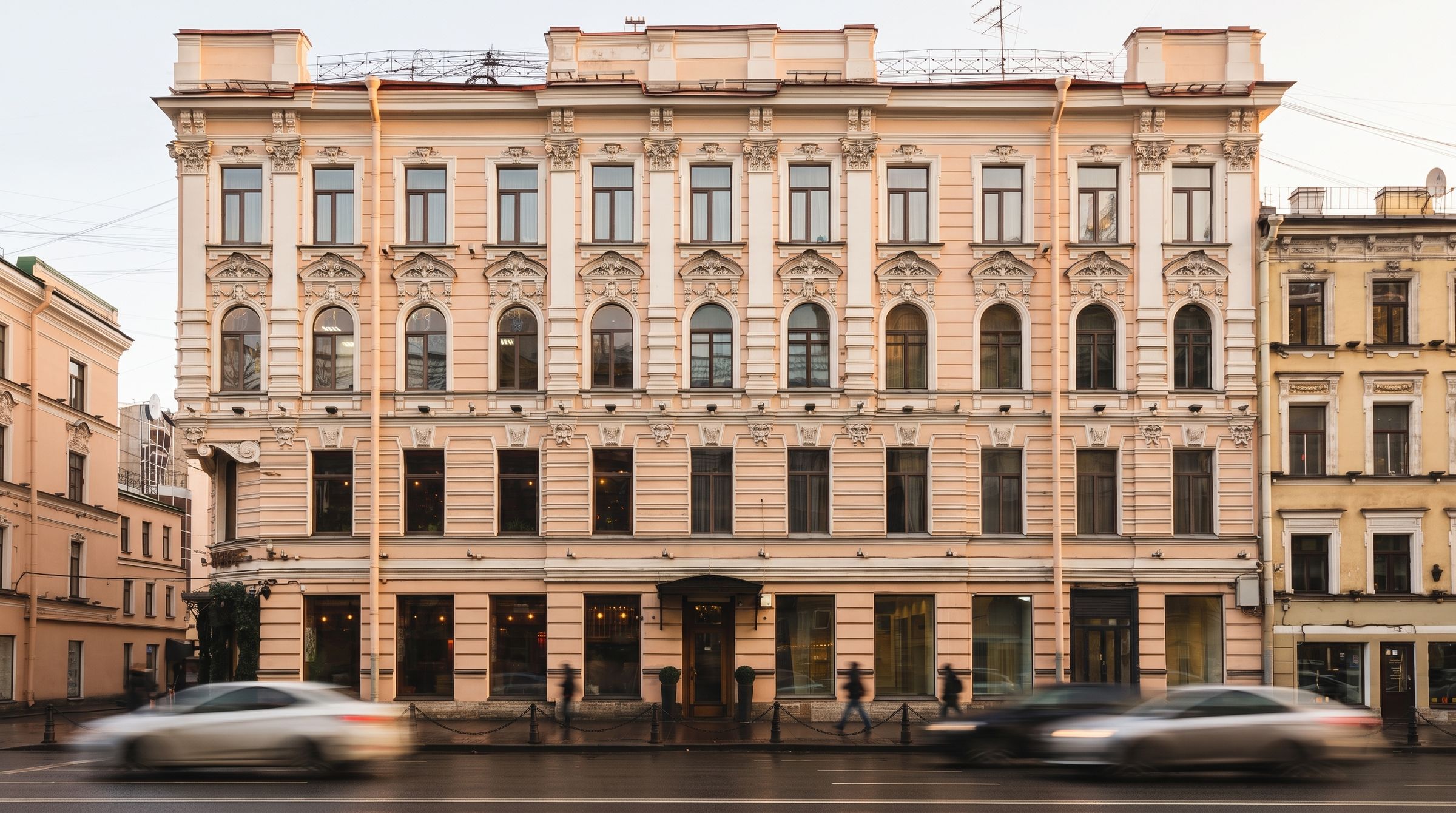 Невский, 90–92 — дом с угла улицы