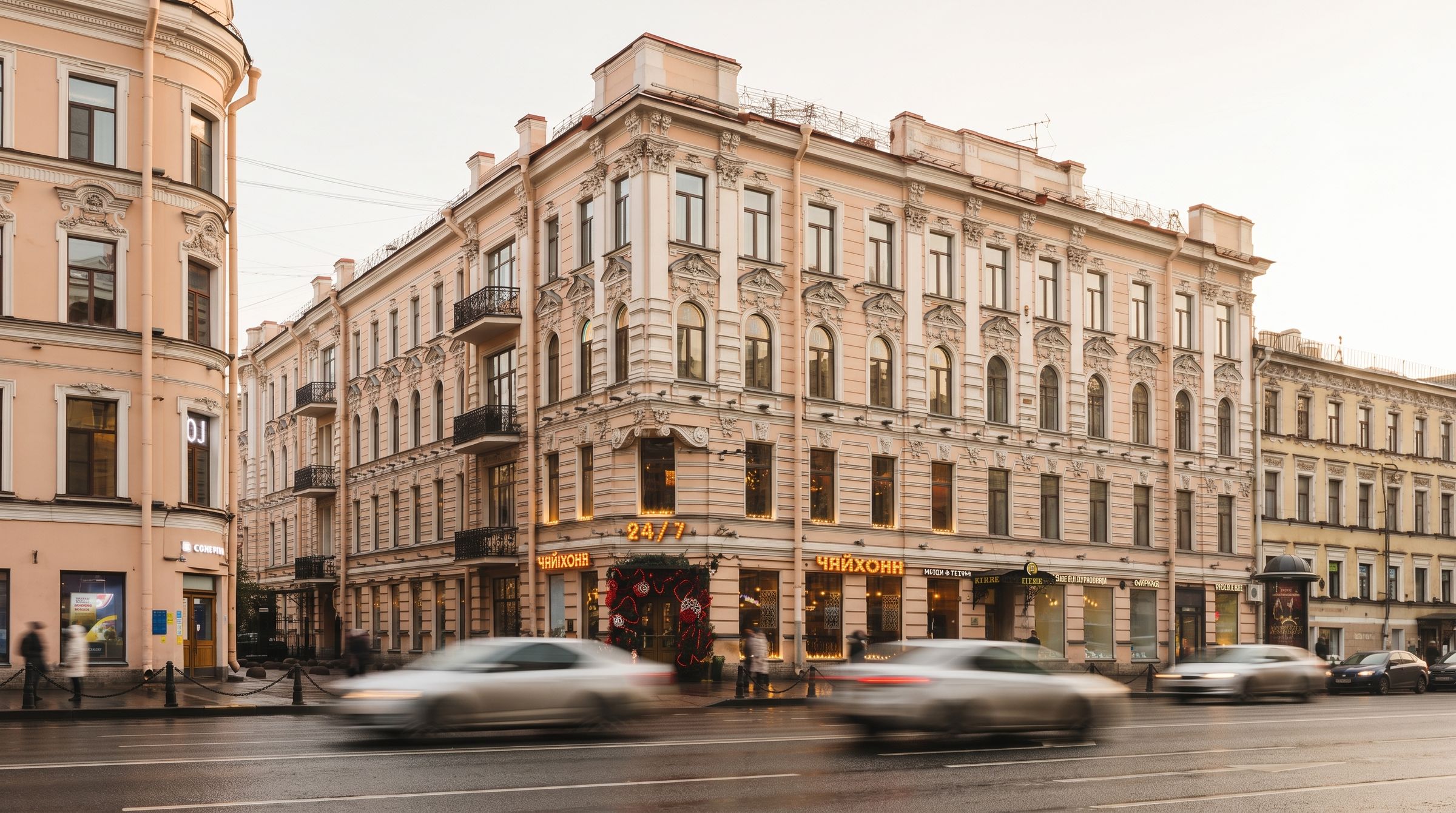 Невский, 90–92 — фасад дома на закате