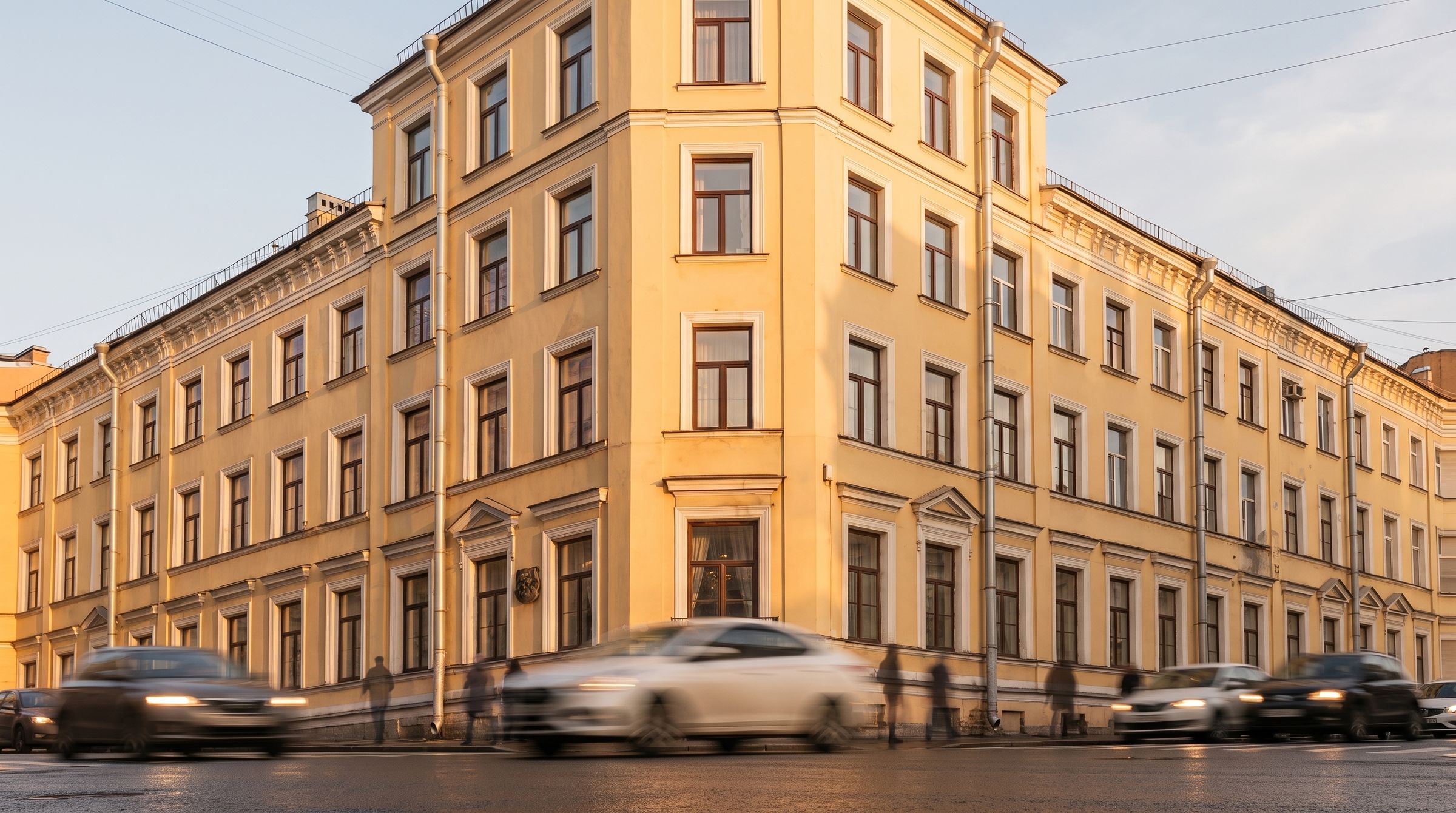 Суворовский, 13 — фасад дома на закате