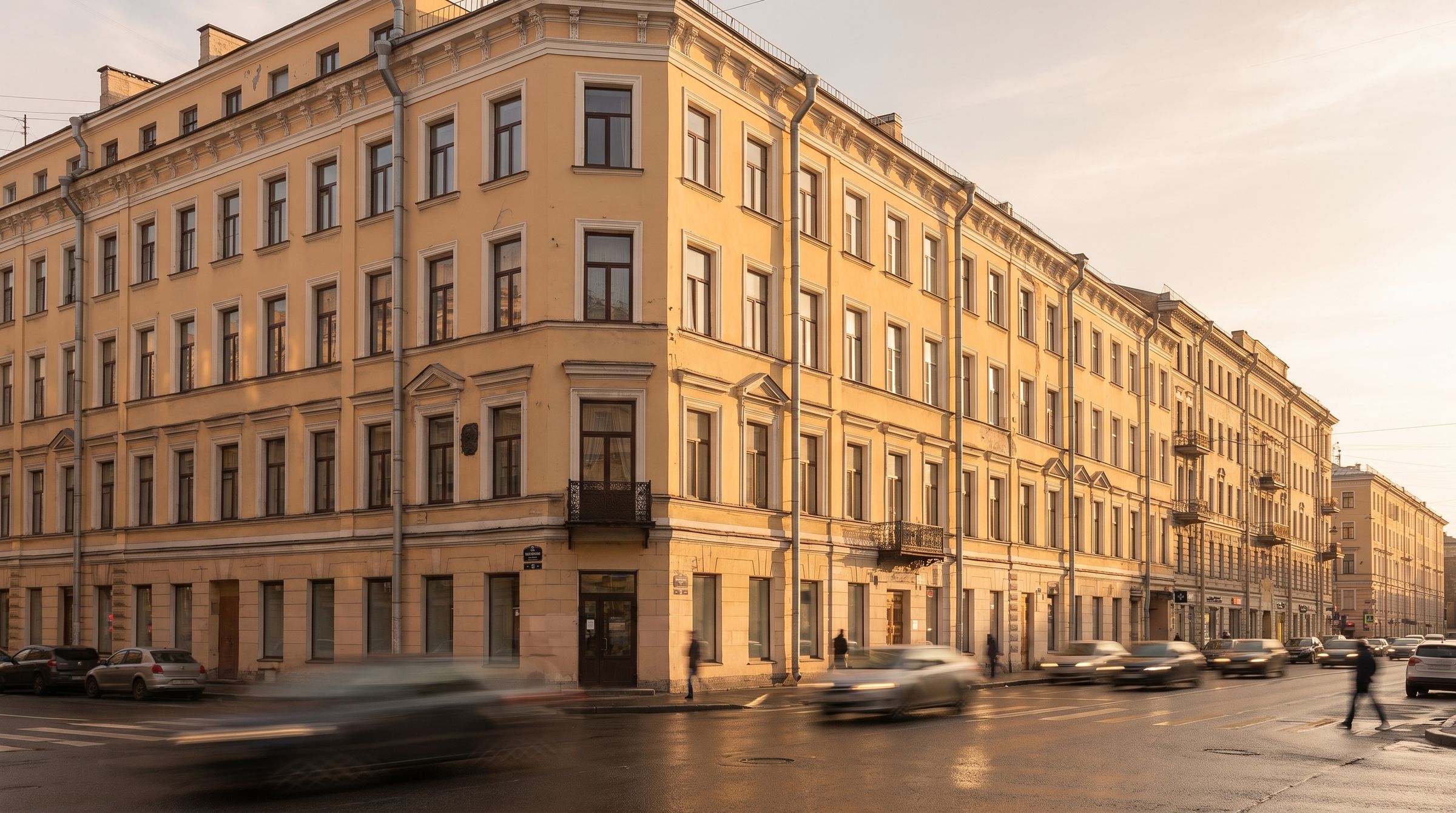 Суворовский, 13 — дом с угла улицы