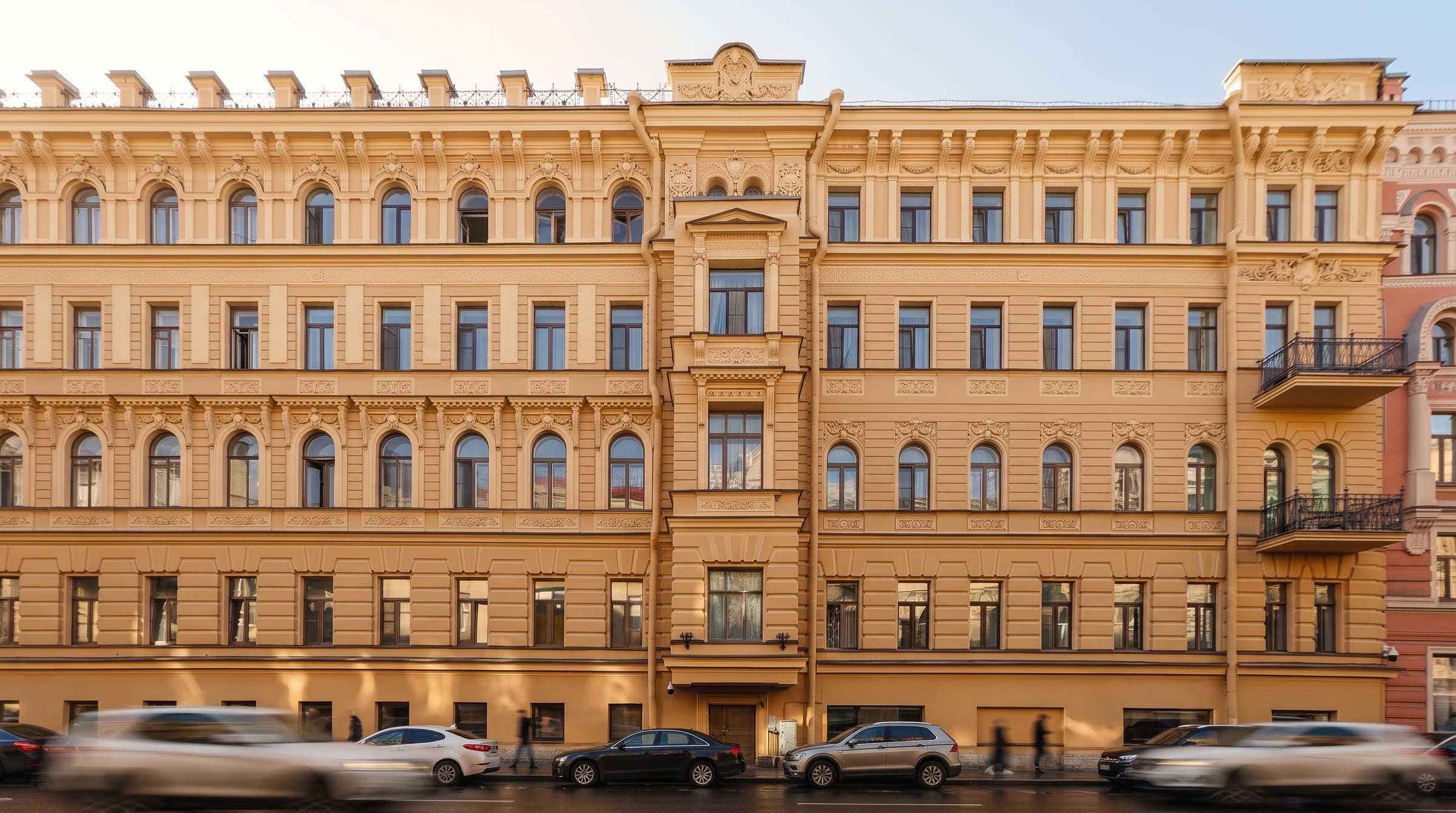 Рубинштейна, 5 — фасад дома на закате