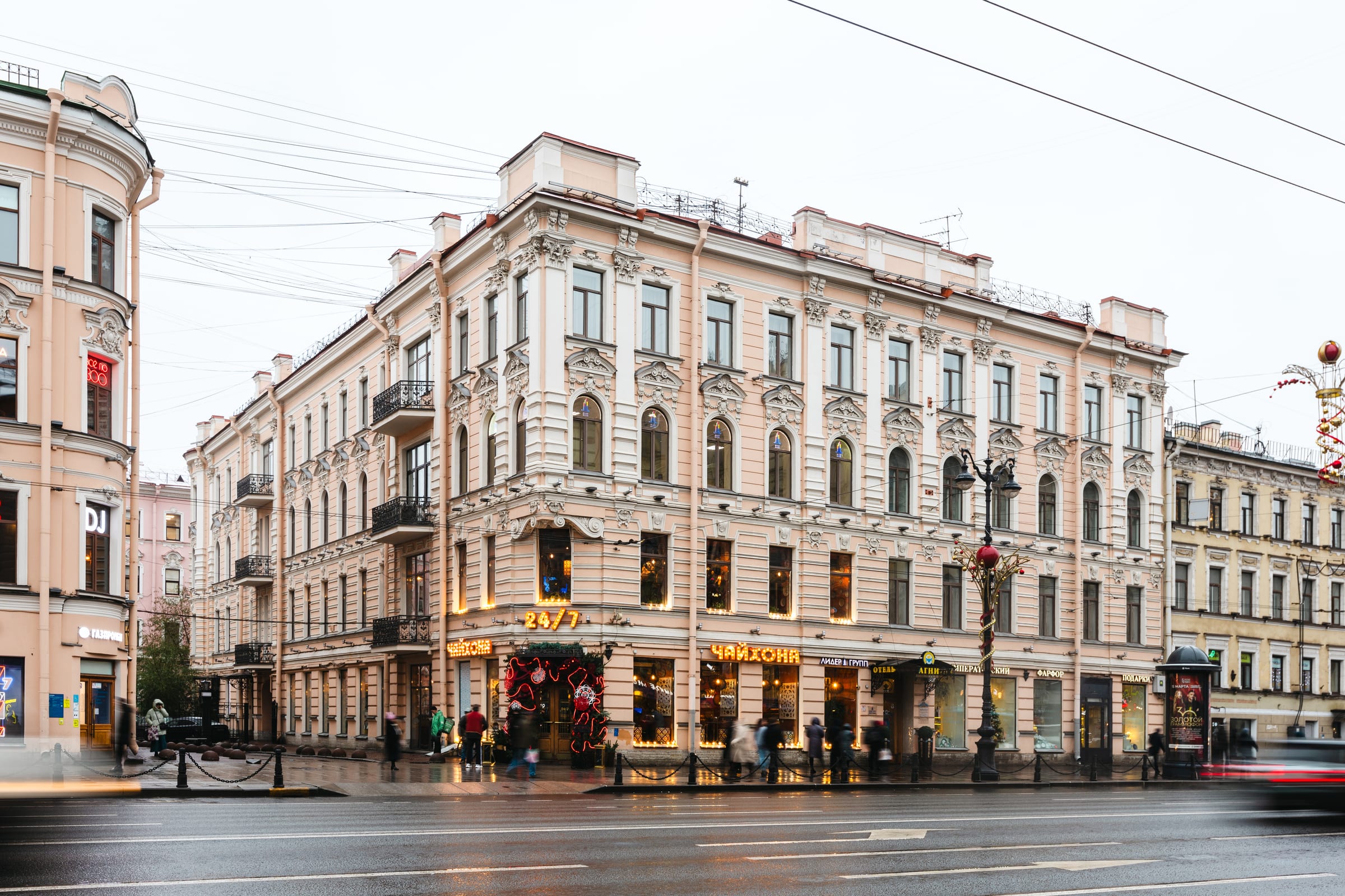 Невский, 90–92 — угол дома